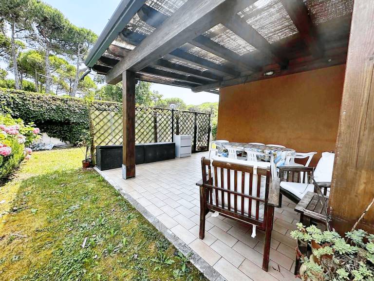 Holiday apartment with yard, BBQ & terrace — photo 2