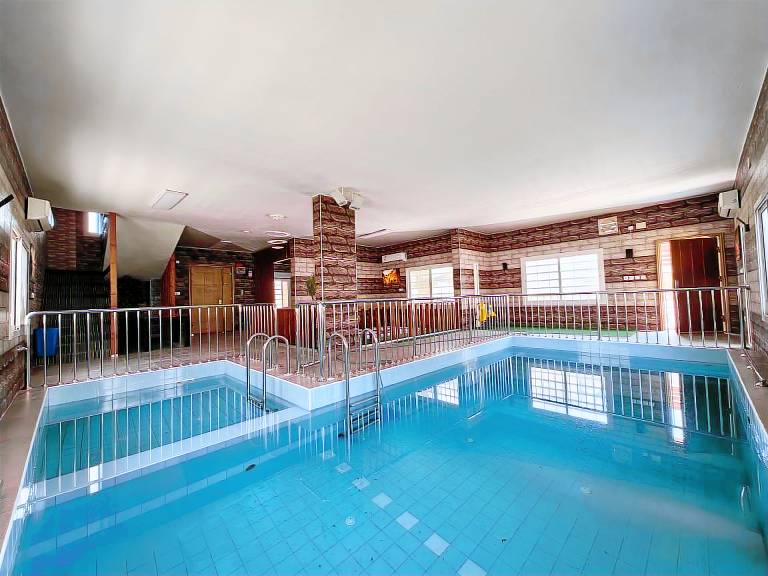 Villa with pool & yard | Water view | Pet-friendly — photo 2