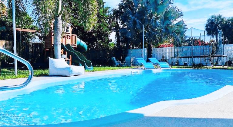 Island Vibes Beach House & 10 min walk to beach in Fort Pierce, FL