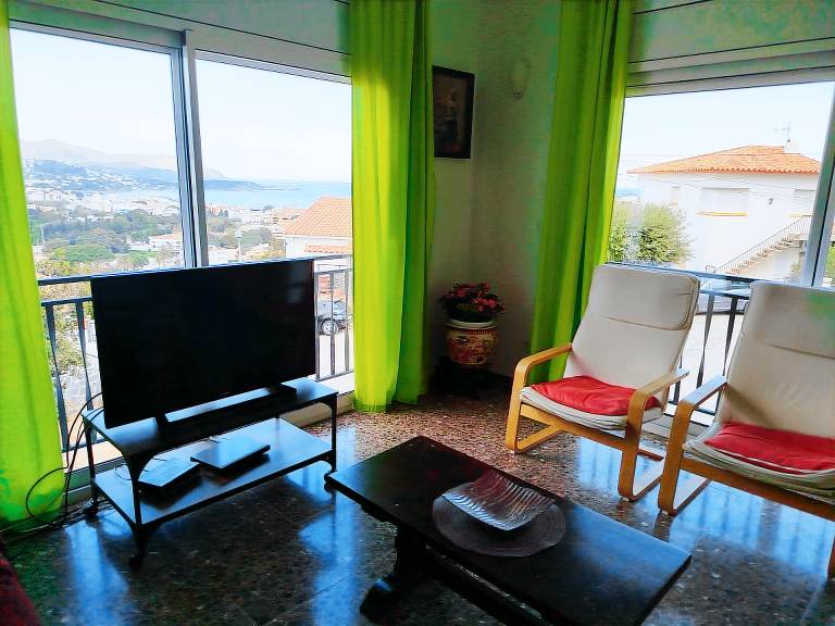 Apartment 'Marval' with Sea View, Wi-Fi and Air Conditioning in Llanca