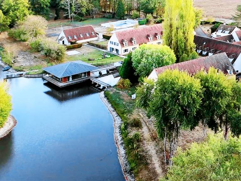 Chalet with patio & pool | Pets allowed — photo 3