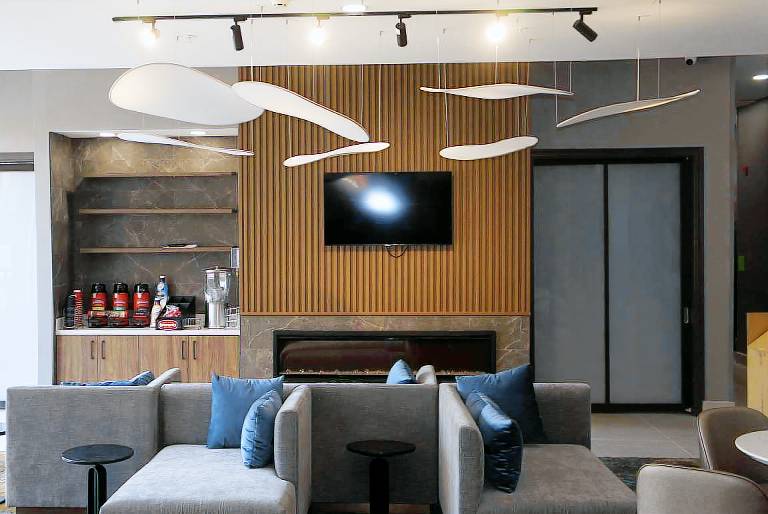 La Quinta Inn & Suites by Wyndham Manchester / Arnold AFB — photo 2