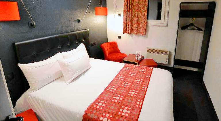 Brit Hotel Baillet en France