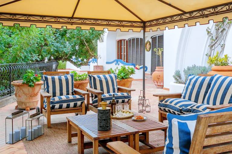Villa with barbecue, terrace & yard | Garden view — photo 2