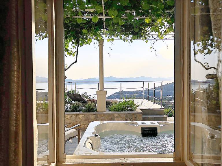 House with terrace & hot tub — photo 4