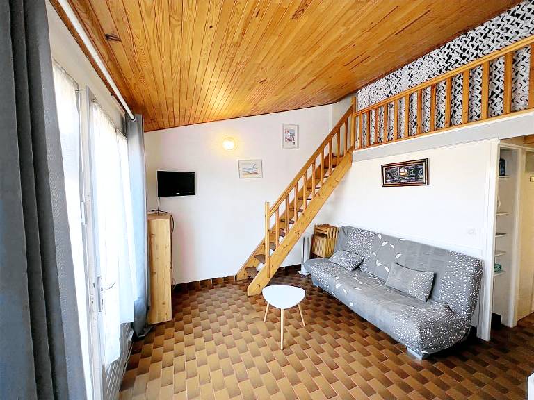 Beachside 2-Room Cabin, Parking, Washer, Terrace, Pets Allowed — photo 2