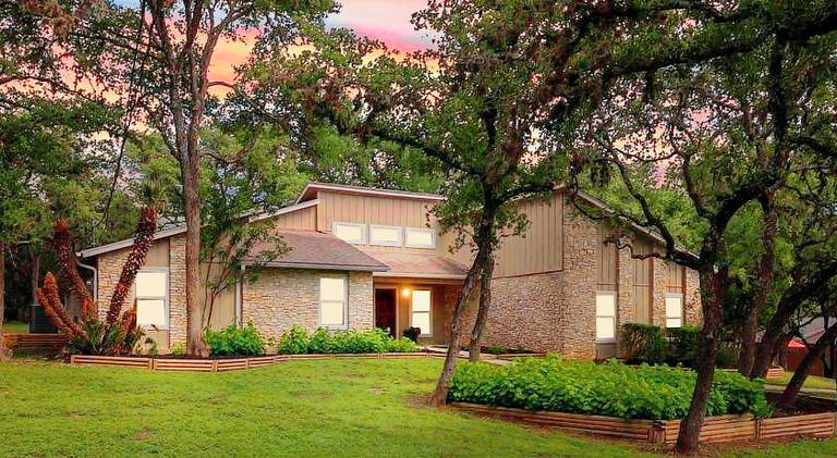 King Bed in Relaxing Oasis, with FREE Snack/Wi-Fi/Parking in San Marcos, TX