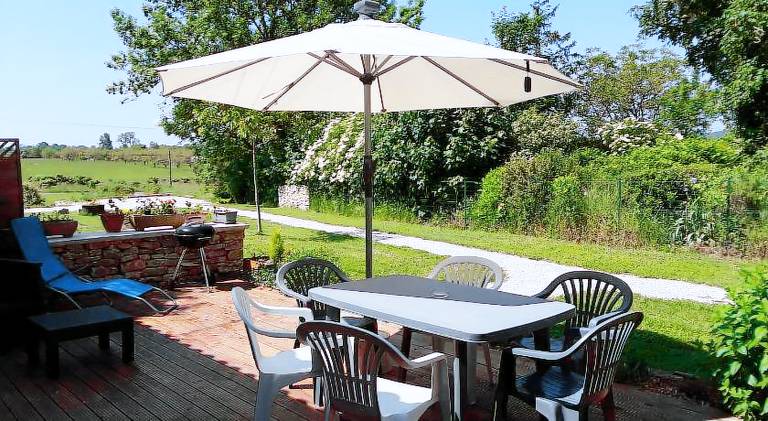 Vacation home with pool, BBQ & patio — photo 4