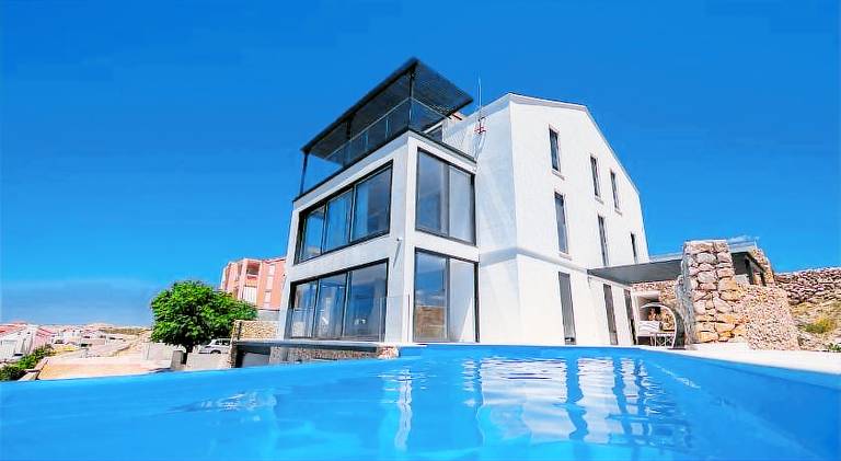 Holiday apartment with jacuzzi, BBQ & yard in Novalja