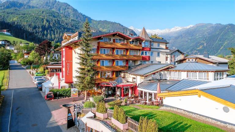  mit Hund in Kaprun, Salzburger Land, &Ouml;sterreich