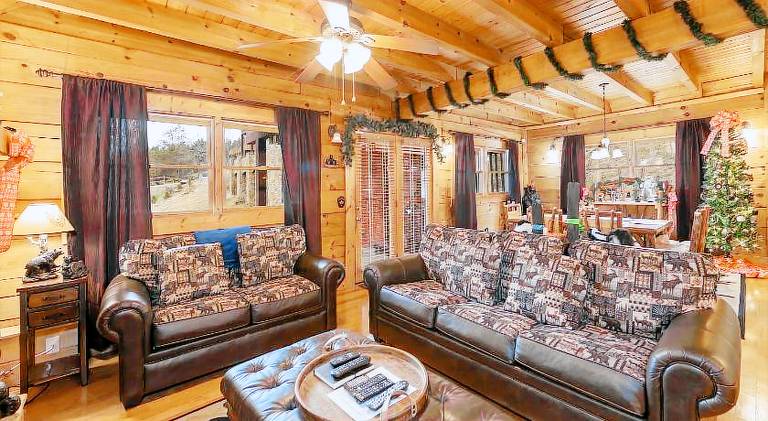 Vacation home with hot tub — photo 3