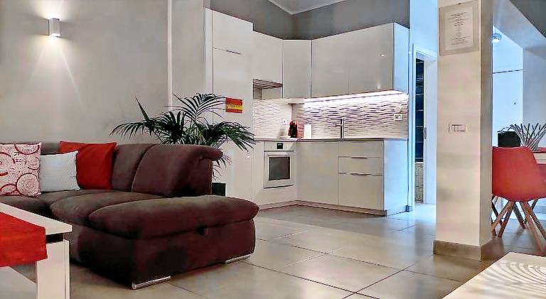 Apartment with pool — photo 2