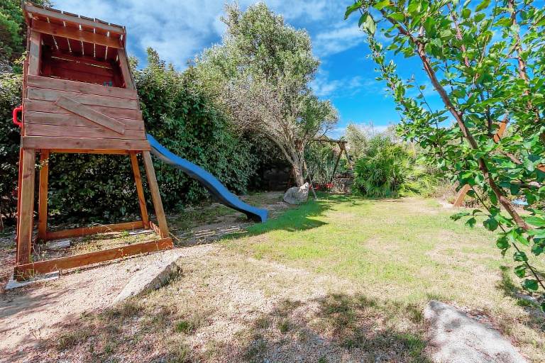 Holiday apartment with yard, patio & pool — photo 3