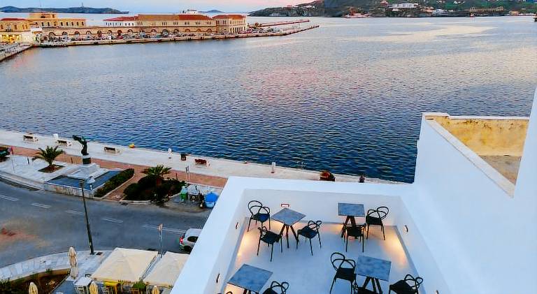 Skylight - 1873 Seafront Luxury Suites on the Harbor, City Center — photo 2