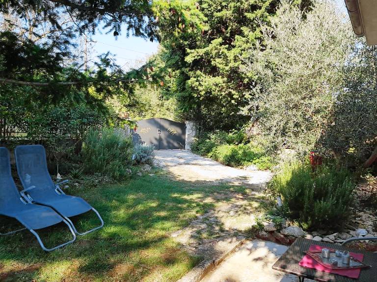 Vacation home with barbecue, patio & yard — photo 4