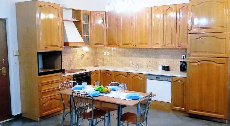 Holiday apartment with BBQ, patio & yard — photo 3