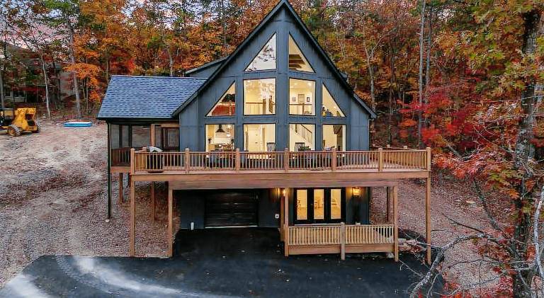 House with pool in Shenandoah, MD