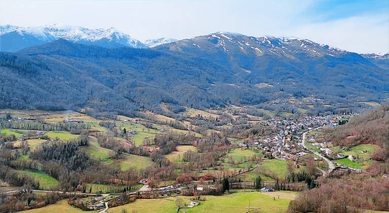 Chalet with terrace, barbecue & garden in Foix