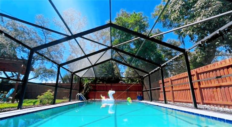 House with pool — photo 3