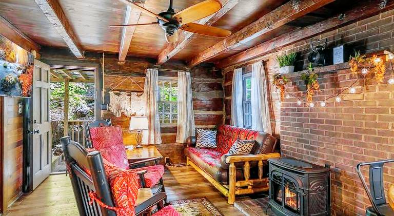 Boozy Bear Bungalow romantic cabin 5 mins 2 downtown with hot tub and fire pit — photo 2