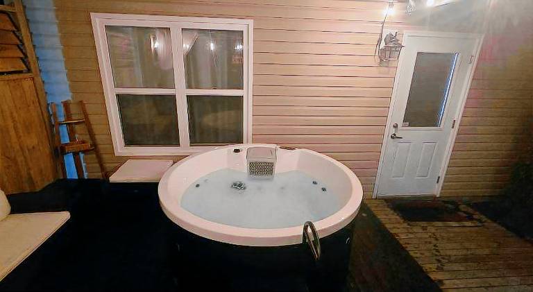 House with garden, BBQ & hot tub | Perfect for remote work | Pets allowed — photo 5