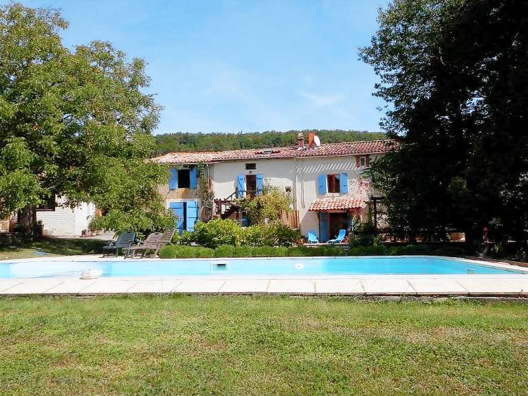 Gite with BBQ, patio & yard in Foix