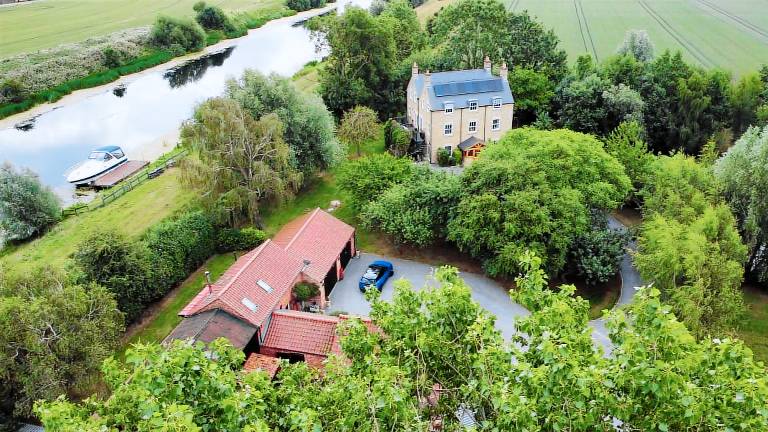 Beautifully converted 18th century 2 bed Barn
