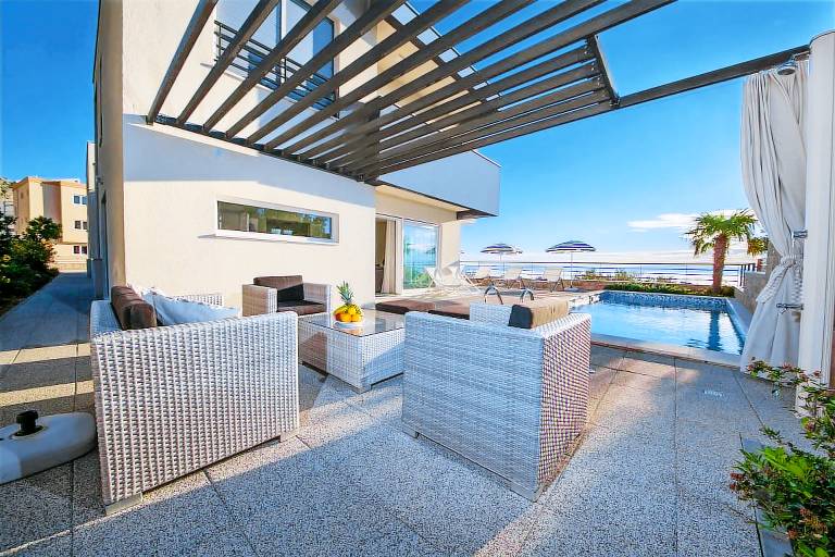 Family-oriented villa with pool, barbeque & yard | Beach view | Pet-friendly — photo 5