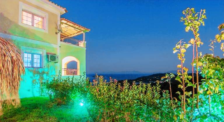 Villa with 3 rooms for 10 persons in Skiathos