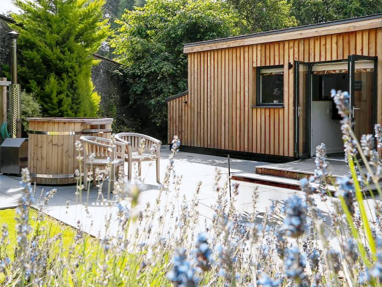 Family-oriented cottage with hot tub & garden | Dogs allowed — photo 2