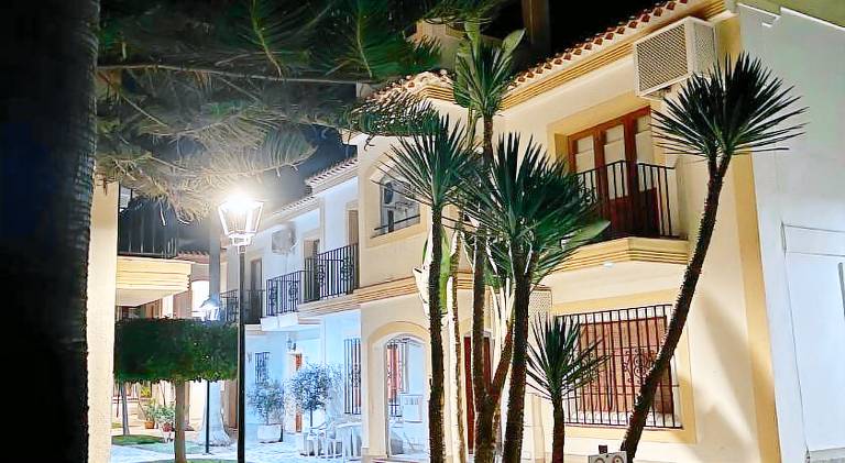 Holiday apartment with private pool, terrace & yard — photo 3