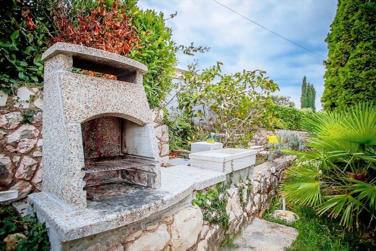 Holiday apartment with grill, yard & patio — photo 4