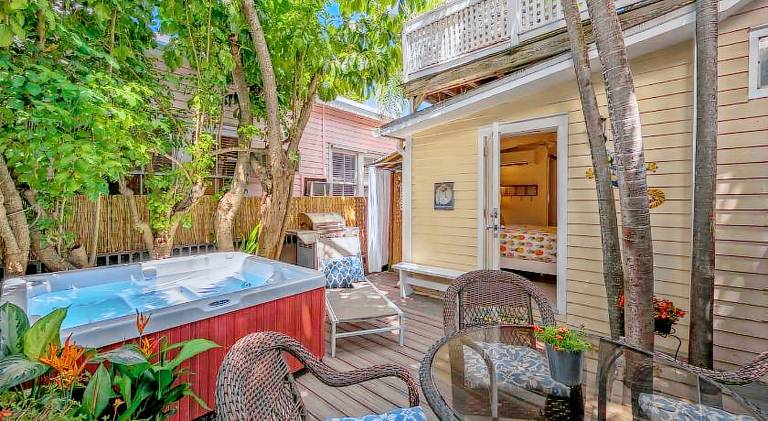 Holiday apartment with hot tub | Next to Southernmost Point — photo 3