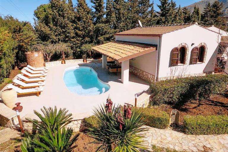 Charming villa with BBQ, patio & yard | Dogs allowed — photo 5