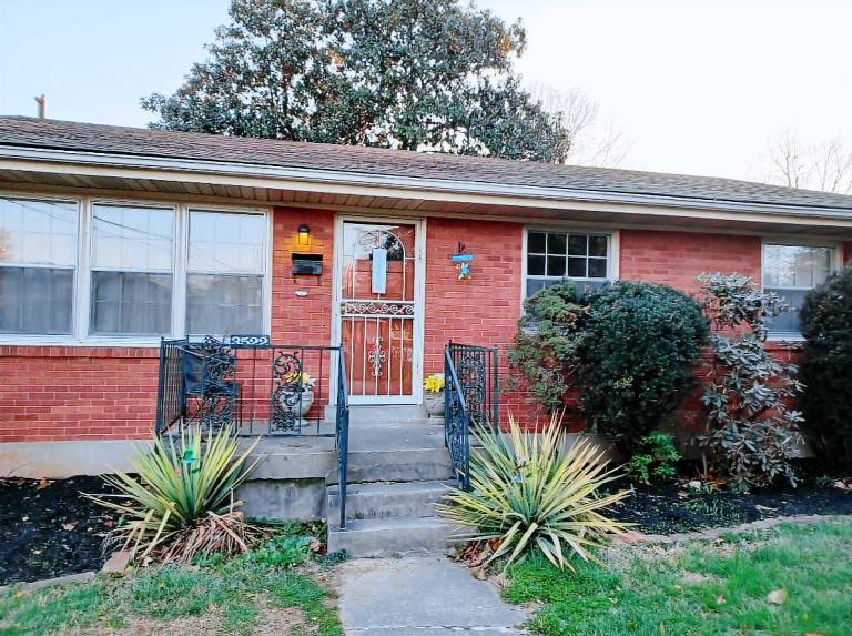 Children-friendly vacation home with yard | Pets are welcome in Louisville, KY