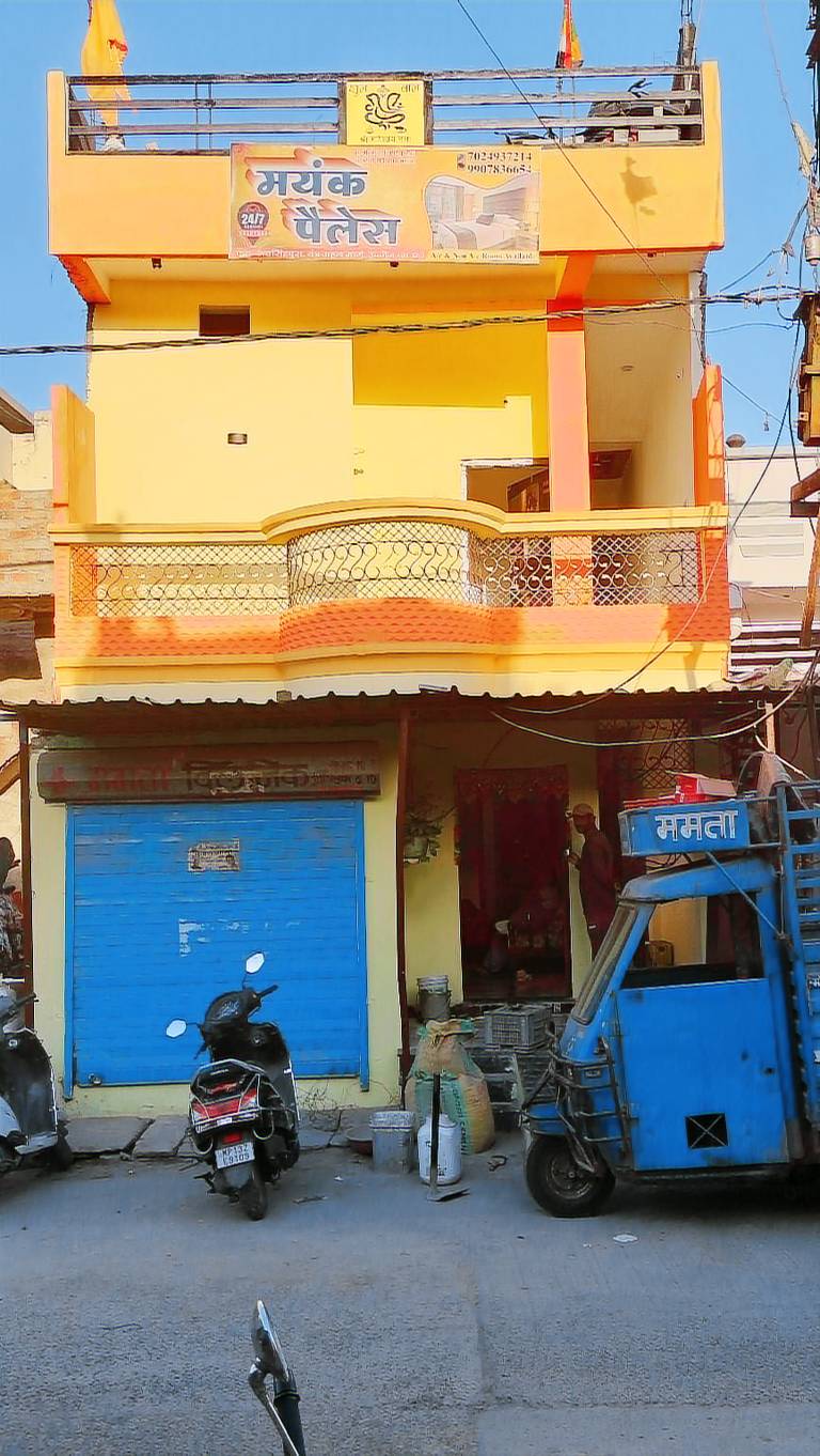 Family-oriented wonderful vacation home with pool & garden | Water view | Perfect for remote work | Pets allowed in Indore