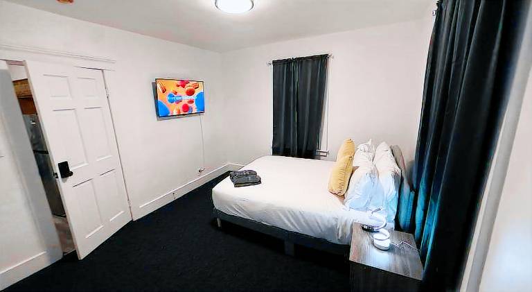 Bachi Private Room 1 with Parking Desk & Fast WiFi near Yale Quinnipiac SCSU & Hospitals