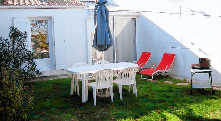 House with garden, patio & barbeque in Le Bois-Plage-en-Re