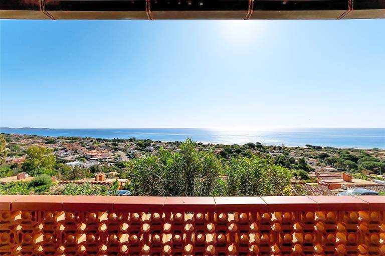 Villa with patio & yard | Beach view — photo 3