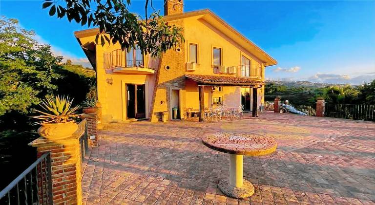 Villa with jacuzzi & pool | Pets are welcome — photo 4