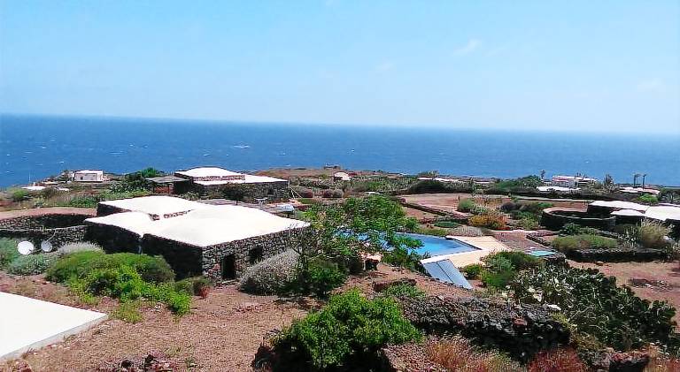 Vacation home with barbecue, patio & yard — photo 3