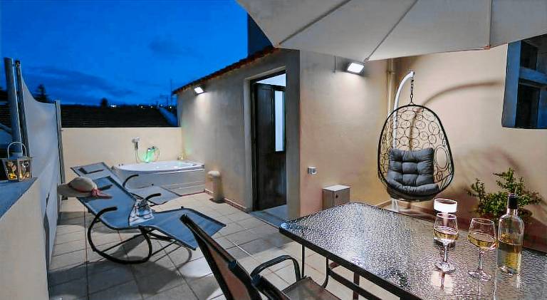 House with hot tub — photo 4