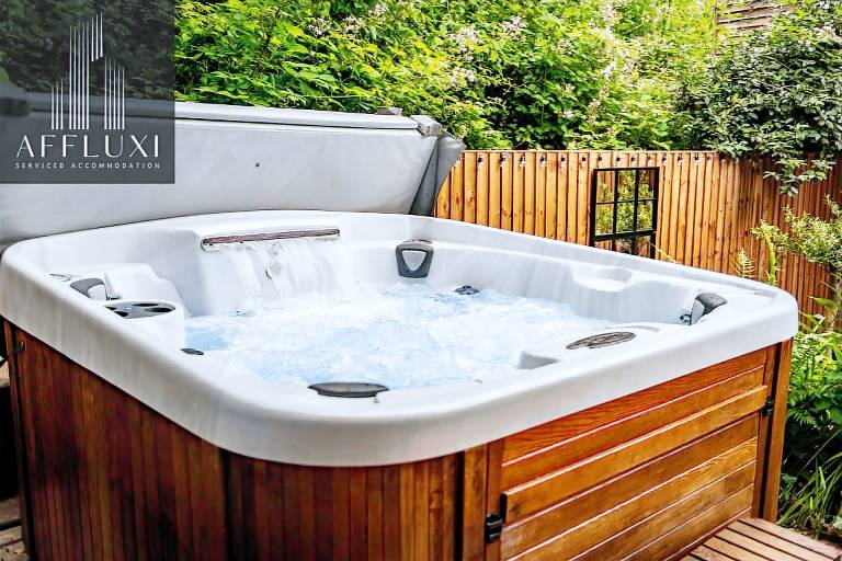 Ironbridge Hot Tub Retreat - Sleeps 10 in Telford