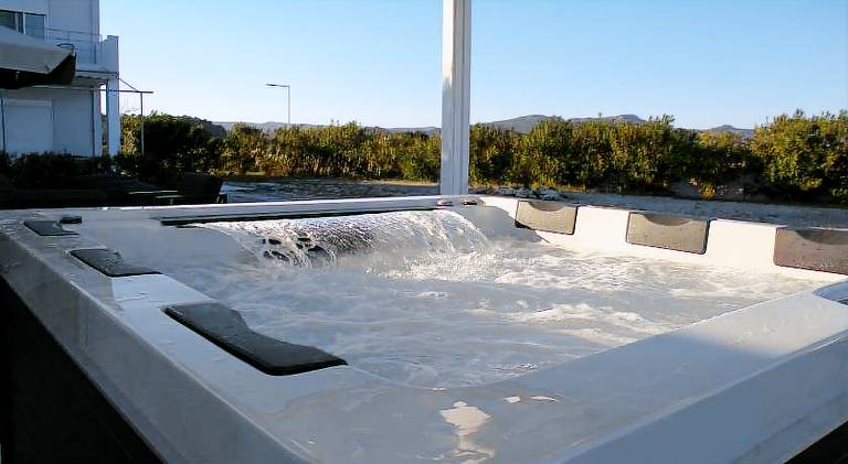 House with garden, grill & hot tub in Rhodes