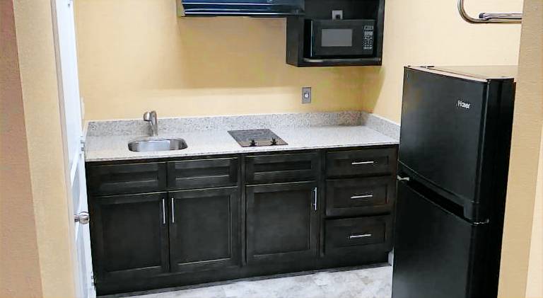 Deluxe Inn & Suites - Baytown — photo 3