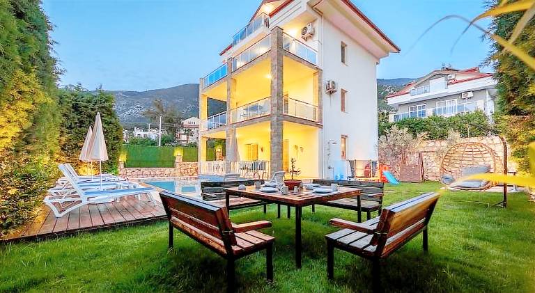 Beautiful villa with patio, garden & private pool | Good for workation | Dogs allowed in Mugla