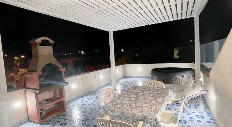 Vacation home with jacuzzi & pool — photo 4