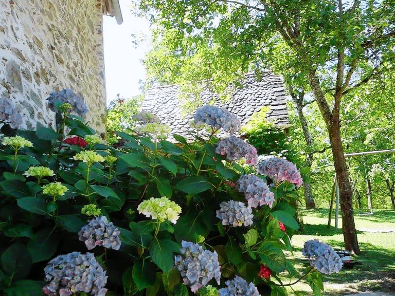 Vacation home with garden, private pool & barbeque | Mountain view — photo 2