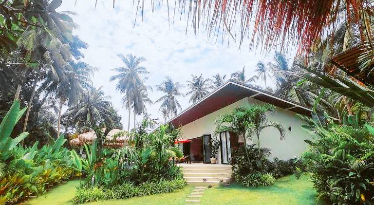 Villa with pool — photo 5