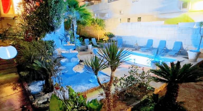 Apartment with pool & yard in Split